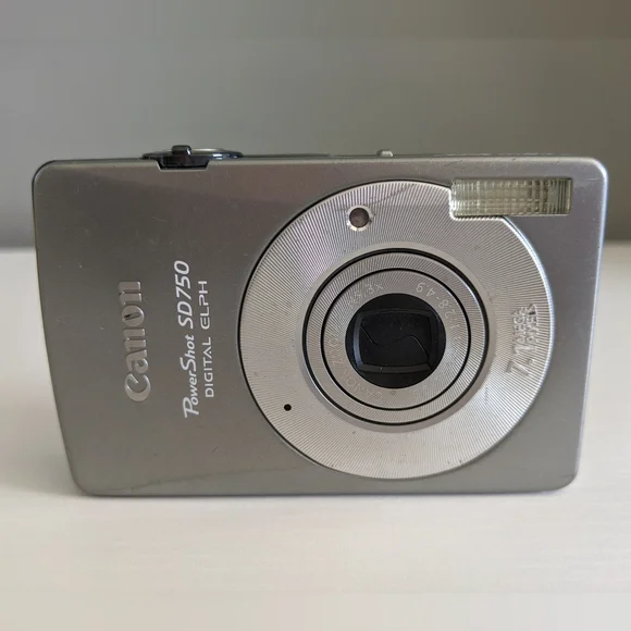 Canon PowerShot SD750 Digital ELPH 7.1MP Digital Camera Silver with Case - Works - Picture 2 of 10